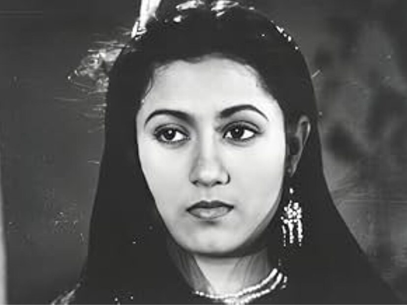  भारतातला पहिला हॉरर चित्रपट 1949 मध्ये आला होता. 'महल' असं या चित्रपटाचं नाव होतं. या चित्रपटाने प्रेक्षकांना खूप घाबरवलं होतं. आजही फक्त या चित्रपटाचं नाव ऐकूणच अनेकांच्या अंगावर शहारे येतात.