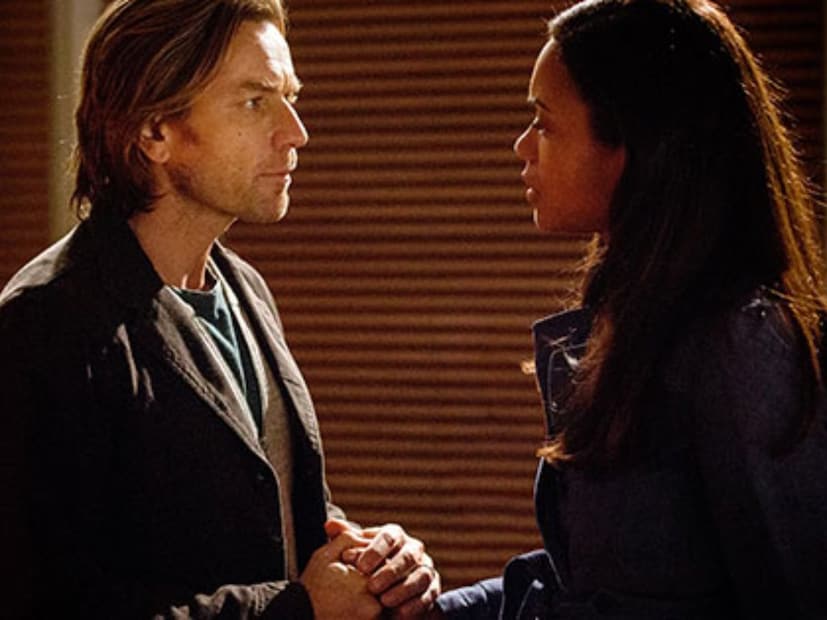  अवर काइंड ऑफ ट्रेटर (Our Kind of Traitor) : गुप्तेहेर, गुन्हेगारी, भ्रष्टाचार अशा अनेक गोष्टींचं मिश्रण असणारा 'अवर काइंड ऑफ ट्रेटर' हा चित्रपट आहे. प्राइम व्हिडीओवर उपलब्ध असणारी ही सीरिज तुम्ही एकदा तरी पाहायला हवी.