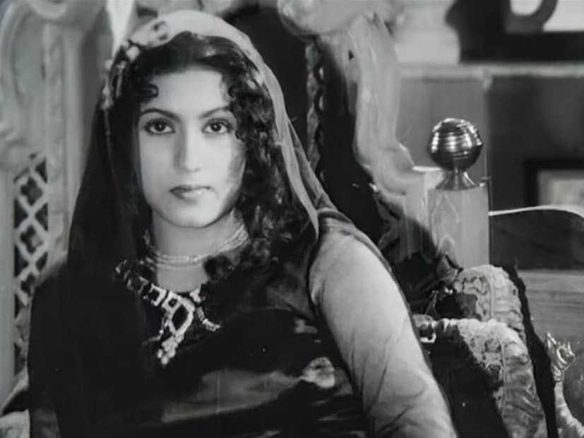  देशातला पहिलावहिला हॉरर चित्रपट 40 दशकांआधी रिलीज झाला होता. कमल अमरोही यांनी या चित्रपटाच्या दिग्दर्शनाची धुरा सांभाळली होती. त्यावेळी हा सुपरहिट चित्रपट ठरला होता. या चित्रपटाने प्रेक्षकांना भुतांशी सामना घडवून दिला होता.