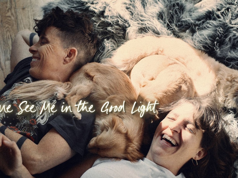  कम सी मी इन द गुड लाइट (Come See Me in the Good Light) : कम सी मी इन द गुड लाइट ही यान व्हाइट दिग्दर्शित एक इमोशनल डॉक्युमेंट्री आहे. या चित्रपटात लव्हस्टोरी, संघर्ष अशा सर्व गोष्टींचं मिश्रण आहे. 14 नोव्हेंबरला अॅप्पल टीव्हीवर ही डॉक्युमेंट्री रिलीज झाली आहे.