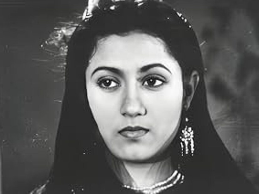  'महल' या चित्रपटाची निर्मिती बॉम्बे टॉकीजने केली होती आणि ती त्या काळातील सर्वात महागड्या चित्रपटांपैकी एक होती.