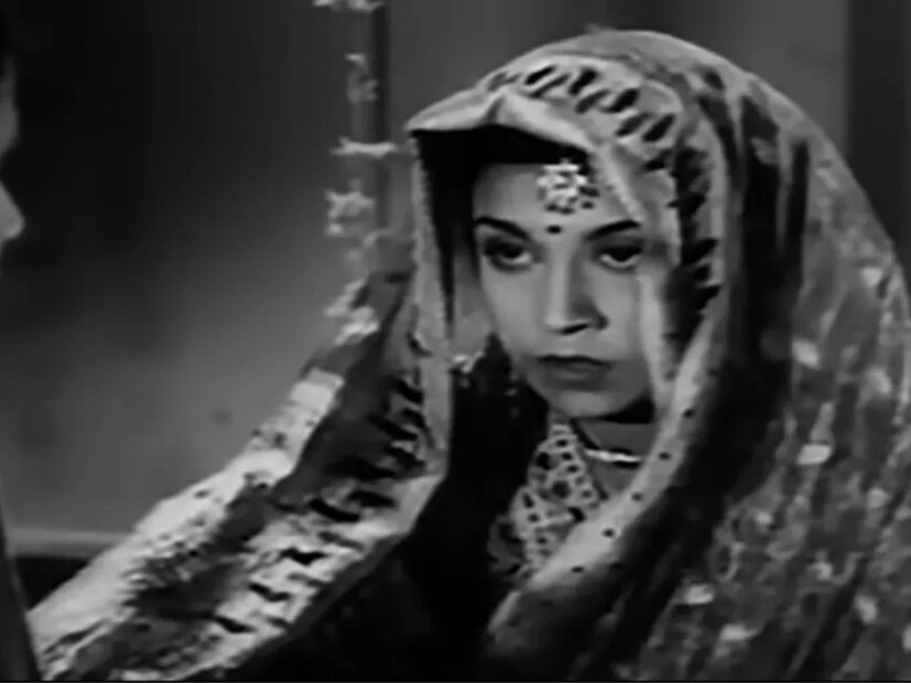  'महाल' या चित्रपटाची निर्मिती 12 लाख रुपयांत करण्यात आली होती आणि या चित्रपटाने त्यावेळी 1 ते 2 कोटी रुपयांची कमाई केली होती. या चित्रपटासाठी अतिशय भव्य सेट उभारण्यात आला होता.