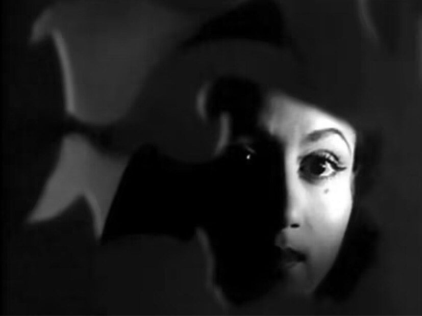  अशोक कुमार आणि मधुबाला यांची जोडी त्याकाळी प्रेक्षकांना खूप आवडली होती. त्या काळातील चित्रपटांतील गाणी आजही क्लासिक मानली जातात. हा चित्रपट तुम्हाला शेवटपर्यंत खिळवून ठेवतो. भयपट ‘महाल’ नेच भारतीय सिनेमात हॉरर विषयाची पायाभरणी केली आणि त्यानंतर अनेक भयपट आले. हा चित्रपट आजही प्रेक्षकांच्या मनात तितकाच लोकप्रिय आहे.