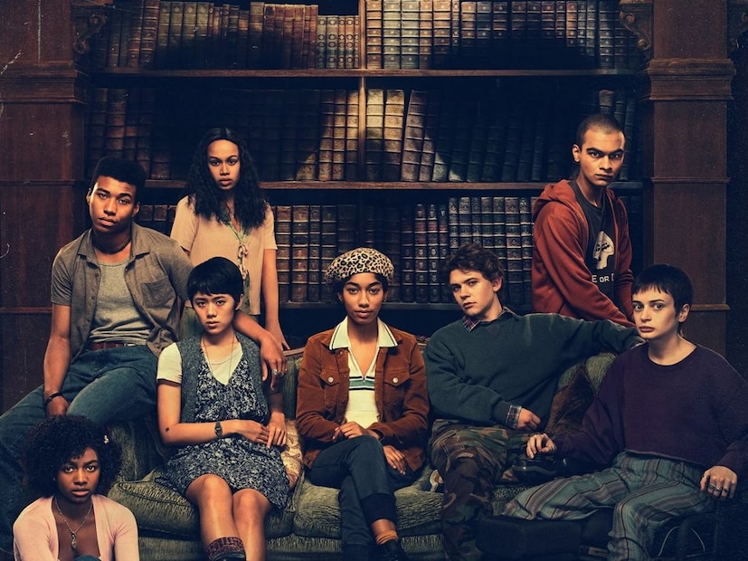  द मिडनाइट क्लब (The Midnight Club) : नेटफ्लिक्सवरील 'द मिडनाइट क्लब' या सीरिजची कथा अंगावर शहारे आणणारी आहे. ही एक अमेरिकन हॉरर मिस्ट्री थ्रिलर वेब सीरिज आहे. माइक फ्लॅनगन आणि लिआ फोंग यांनी ही सीरिज बनवली आहे. 'द मिडनाइट क्लब' या कादंबरीवर आधारित या सीरिजचं कथानक आहे.