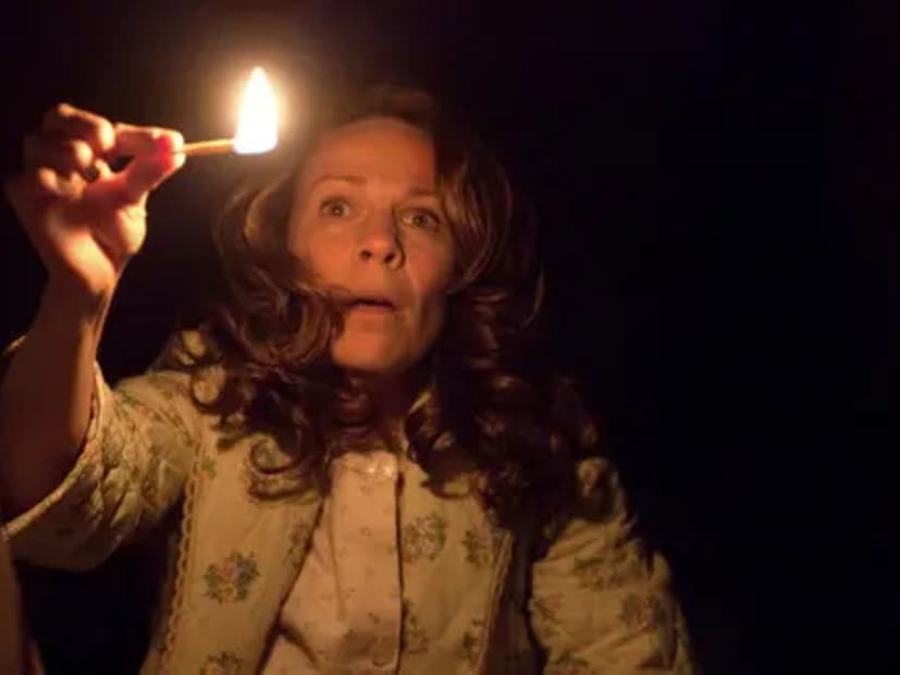  द कन्जयूरिंग (The Conjuring) : 'द कन्ययूरिंग' या सीरिजचं दिग्दर्शन जेम्स वान यांनी केलं आहे. जगातील सर्वात हॉरर सीरिजमध्ये या सीरिजचा समावेश होतो. घाम फुटणारी ही सीरिज अजिबात या वीकेंडला पाहू नका.