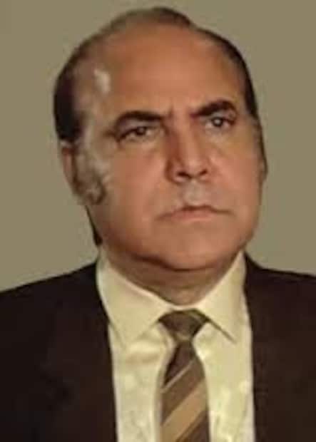 ओम शिवपुरी - शोलेमध्ये पोलीस अधिकाऱ्याच्या भूमिकेतून ओम शिवपुरी यांनी अधिक वास्तववादी स्पर्श दिला. 15 ऑक्टोबर 1990 रोजी त्यांचाही हार्ट अटॅकने मृत्यू झाला. 