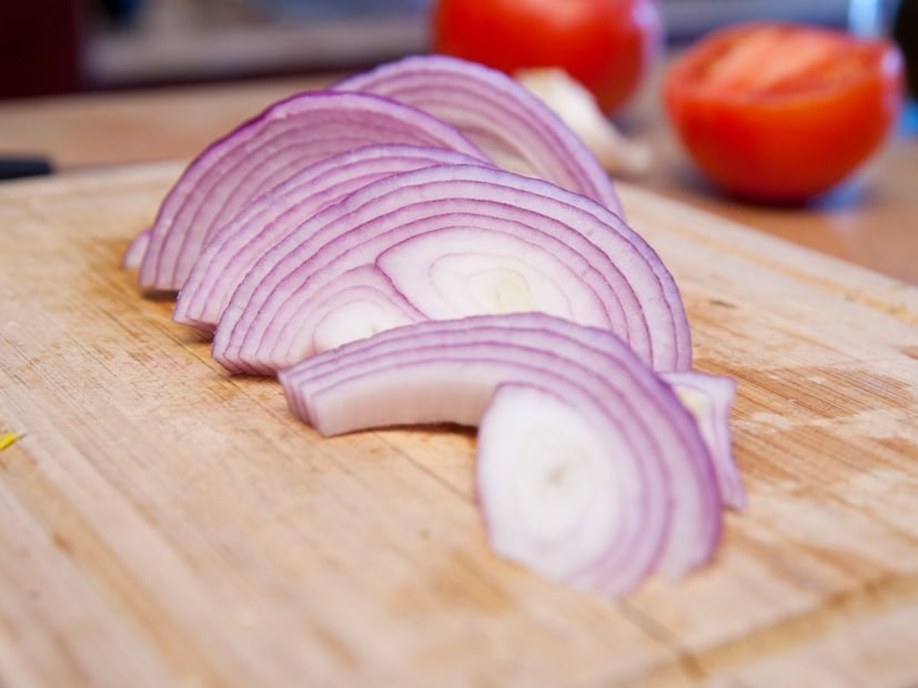 जास्त वेळ लागणाऱ्या पदार्थांमध्ये हा कांदा टाकल्याने तो लवकर शिजत नाही म्हणजे तो त्या पदार्थासोबत हळूहळू शिजतो आणि चांगला एकजीव होतो.