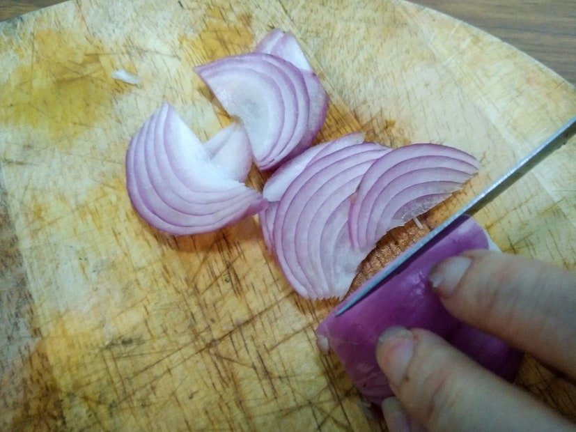 कांदा चिरण्याची दुसरी पद्धत म्हणजे उभ्या स्लाइस. हा कांदा जो पदार्थ शिजायला खूप वेळ लागतो त्यात टाकायचा. जसं की मटण, चिकन यामध्ये तुम्ही हा कांदा टाकू शकता.