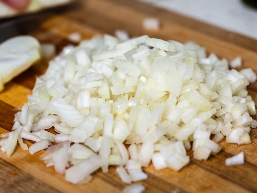 कोबी-बटाटा, आलू पालकसारख्या भाज्या, डाळ यासठी तुम्ही बारीक चिरलेला कांदा वापरू शकता. तडका लवकर होतो आणि कांदा पदार्थात दिसत नाही.