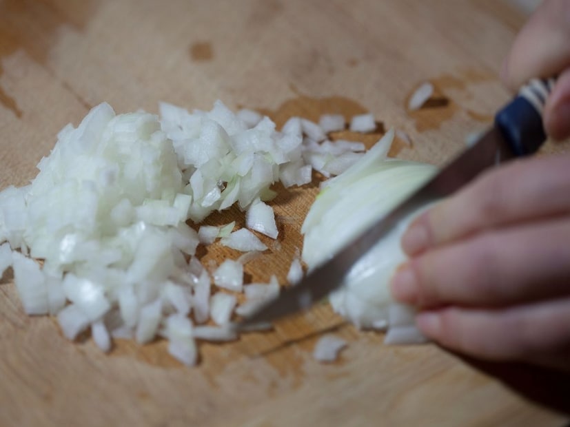 बारीक कांदा लवकर शिजतो, तो लगेच ब्राऊन होतो, त्याची ग्रेव्ही चांगली होते. त्यामुळे हा कांदा  जो पदार्थ लवकर बनतो, शिजण्यासाठी जास्त वेळ लागत नाही त्यासाठी वापरला जातो.