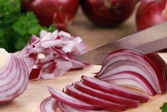बारीक चिरलेला आणि उभा चिरलेला कांदा, हॉटेल शेफने सांगितलं कोणता कधी वापरायचा