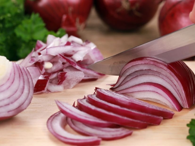 कांदा आपल्या रोजच्या आहारातील पदार्थ. भाजी, आमटीसाठी आपण कांदा वापरतोच. कुणी बारीक चिरून वापरतं, तर कुणी उभे किंवा स्लाइस करून. ज्याला जसं सोयीस्कर वाटतं तसा कांदा कापून वापरतं. पण बारीक चिरलेला कांदा आणि उभा स्लाइस कांदा कधी वापरायचा याची माहिती हॉटेल शेफने दिली आहे.