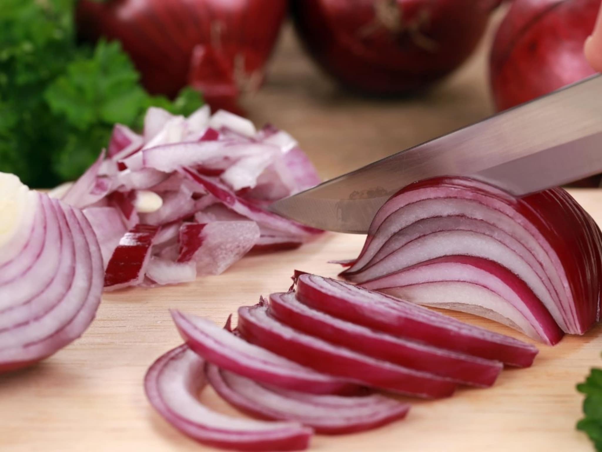 Kitchen Tips : बारीक चिरलेला आणि उभा चिरलेला कांदा, हॉटेल शेफने सांगितलं कोणता कधी वापरायचा