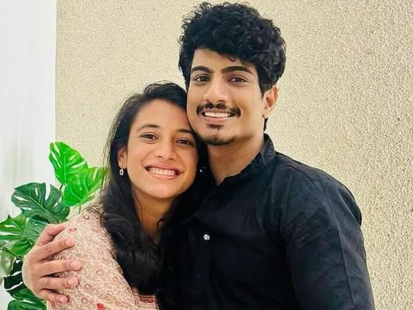  एकीकडे स्मृतीचे वडील रुग्णालयात दाखल असताना दुसरीकडे 24 नोव्हेंबर 2025 रोजी पलाश मुच्छलला छातीत दुखत असल्याने, श्वास घेण्यास त्रास होत असल्याने सांगलीतील SRV रुग्णालयात दाखल करण्यात आले. पलाशला हार्ट अटॅक आल्याची शक्यता वर्तवली जात होती. कारण हार्ट अटॅक आल्याची लक्षणे दिसत होती. पण डॉक्टरांनी सर्व तपासण्या केल्यानंतर हा गंभीर हार्ट अटॅक नसल्याचं स्पष्ट केलं.