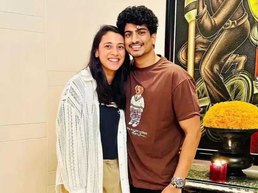  पलाशच्या आईने हिंदुस्तान टाइम्सलाला सांगितले होते की, पलाश आणि स्मृतीचे वडील एकमेकांवर खूप प्रेम करतात. स्मृतीच्या वडिलांची तब्येत अचानक बिघडल्याचे जेव्हा कळले, तेव्हा पलाशने स्वतःच म्हटले की,"काका पूर्णपणे बरे होईपर्यंत लग्न करणार नाही". त्यामुळे दोन्ही कुटुंबांनी परस्पर सहमतीने हे लग्न काही काळ पुढे ढकलण्याचा निर्णय घेतला".