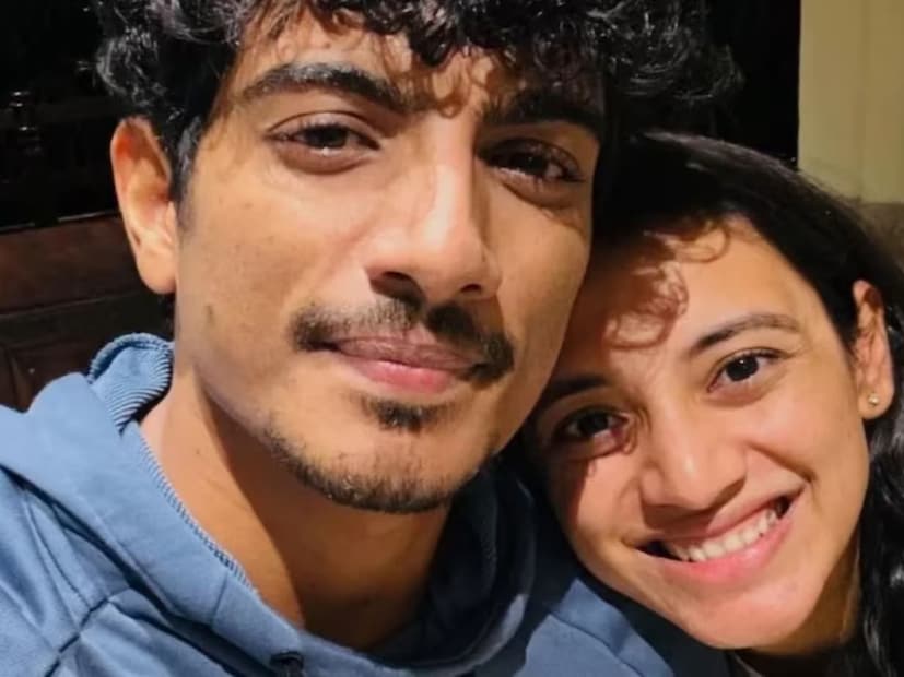  स्मृतीच्या वडिलांना आता डिस्चार्ज मिळाला असून ते घरी परतले आहेत. पलाशलाही लवकरच डिस्चार्ज मिळणार आहे. स्मृतीने पलाशसोबतचे फोटोही सोशल मीडियावरुन हटवले आहेत. त्यामुळे स्मृती आणि पलाश यांचं लग्न नक्की कोणत्या कारणाने पुढे ढकललं हे अद्याप स्पष्ट झालेलं नाही.