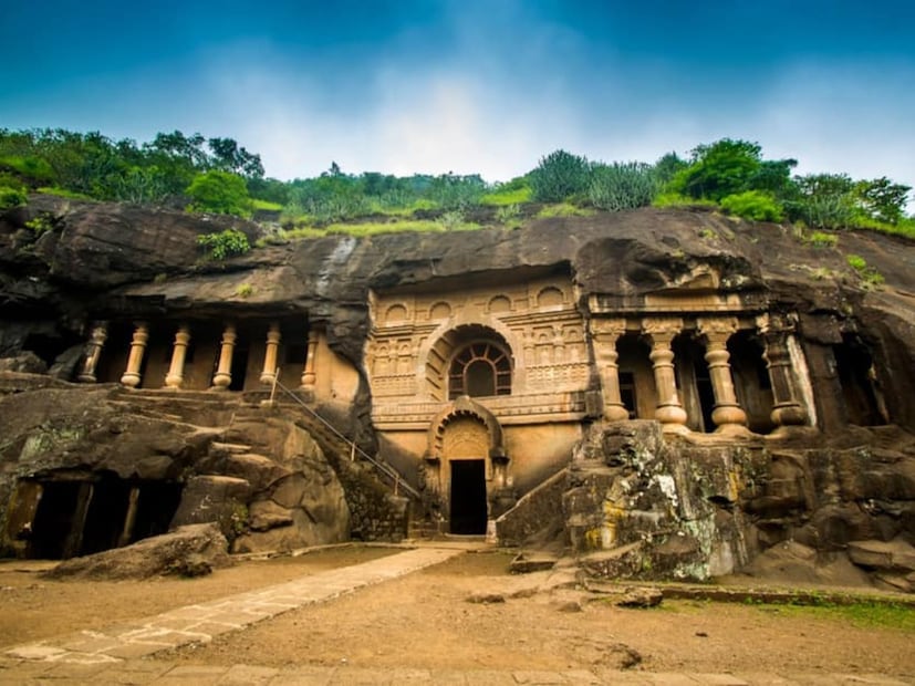  पांडव लेणी पुरातन कलेचा अद्भुत असा नमुना आहे, ज्या ठिकाणी गौतम बुद्धांचे चित्रे कोरली आहेत. पाथर्डी गावच्या फाट्यापासून काहीच अंतरावर ही लेणी एका डोंगरावर कोरली आहे. साधारण 2 तासात तुम्ही या लेणीचे संपूर्ण चित्र पाहून पुढचा प्रवास करू शकणार आहात. या ठिकाणी तुम्ही रेल्वे स्टेशन किंवा बस स्टॅण्डवरून रिक्षाने सहज जाऊ शकणार आहात.