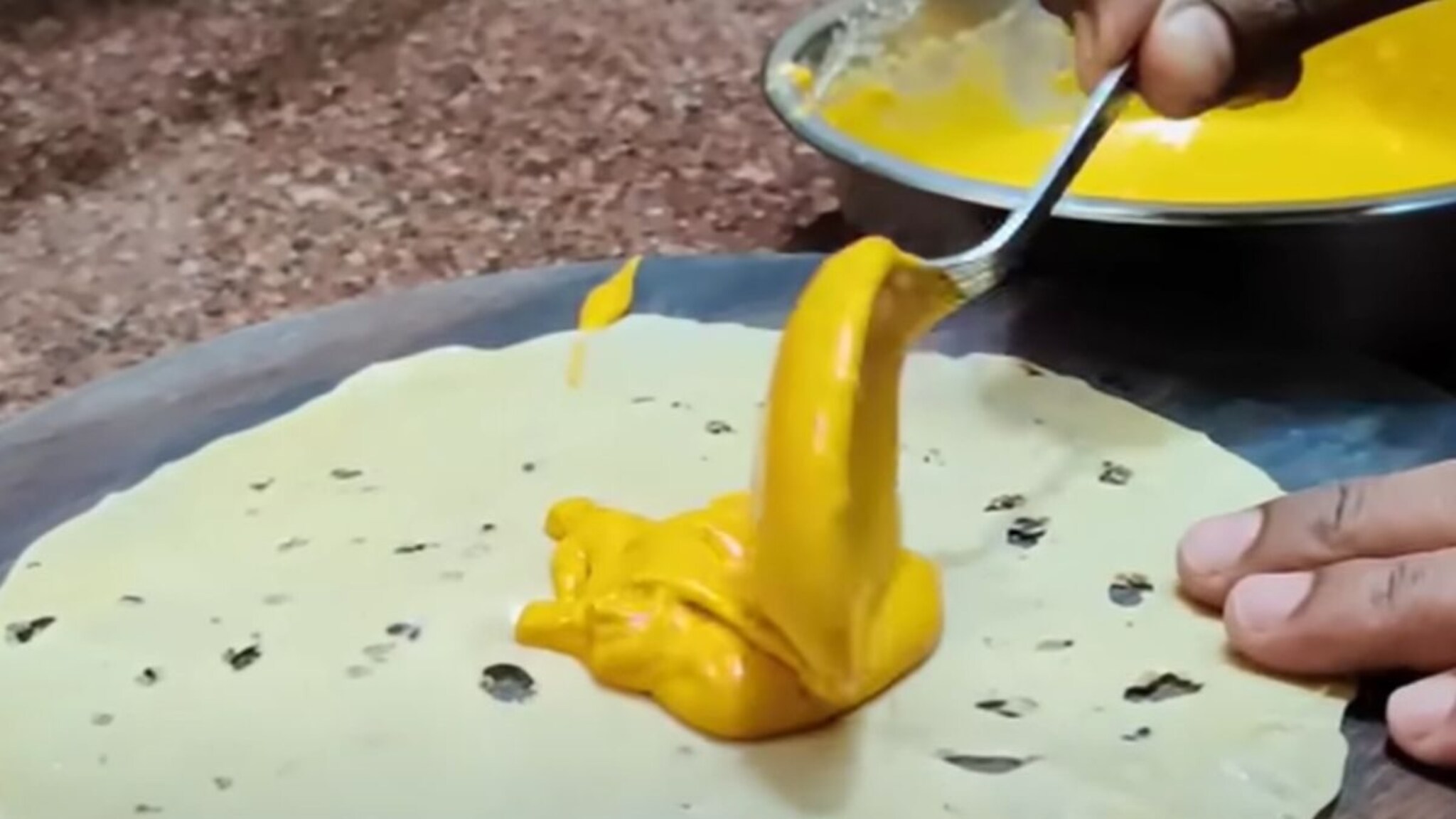 Papad Recipe : पापडावर बेसन पीठ, एकदम नवीन पदार्थ; पोट भरेल पण मन म्हणेल आणखी खा