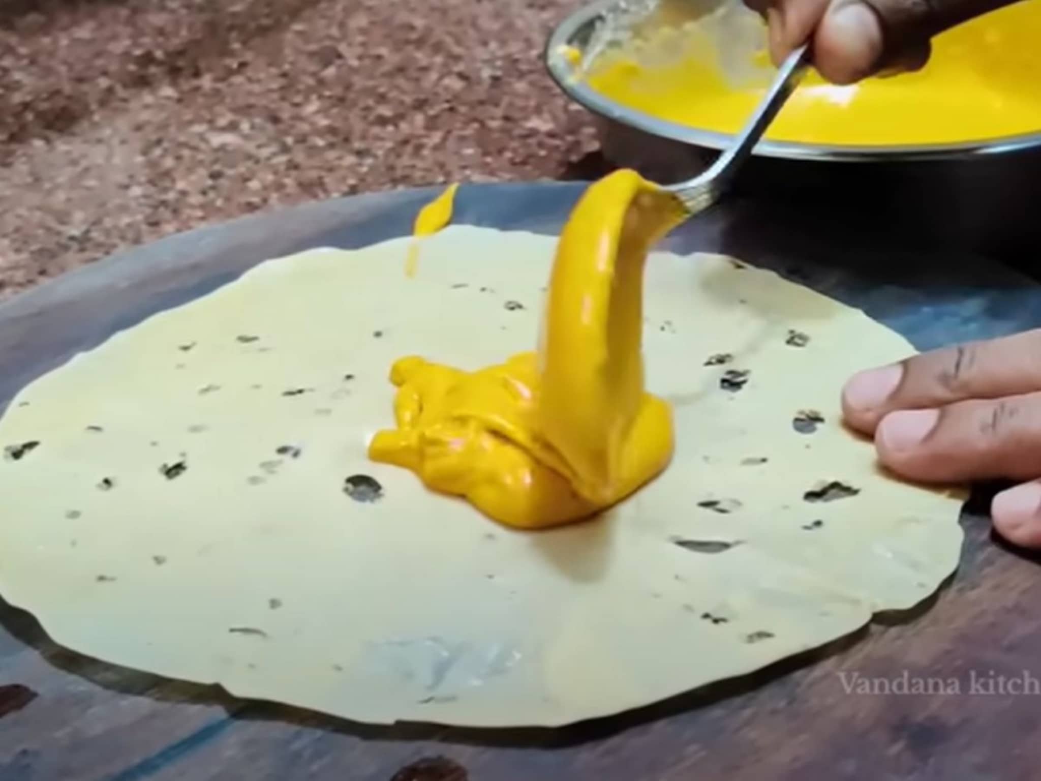 Papad Recipe : पापडावर बेसन पीठ, एकदम नवीन पदार्थ; पोट भरेल पण मन म्हणेल आणखी खा