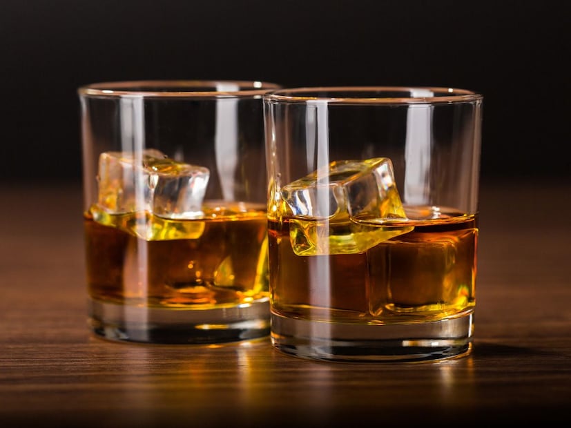 लहान पेग 30 ML आणि मोठा पेग 60 ML का असतो, यामागे एक वैज्ञानिक, सामान्य आणि रहस्यमय कारण आहे.30 ML ला मद्याचा असा सुरक्षित (Safe Quantity) मानलं गेलं आहे, जे शरीरासाठी लगेच जास्त होत नाही. हे प्रमाण इतके कमी असते की मानवी यकृत (Liver) आणि शरीर याला सहजपणे पचवू शकतात आणि रासायनिक प्रक्रियेतून वेगळे करू शकतात. यामुळे यकृताला ही मात्रा हाताळणे सोपे जाते.