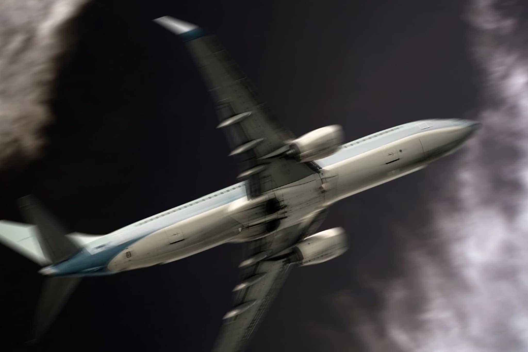 पाण्याबाहेर मासा तडफडावा तसं आकाशात फडफडलं विमान; 10 सेकंदात गेले 55 जीव