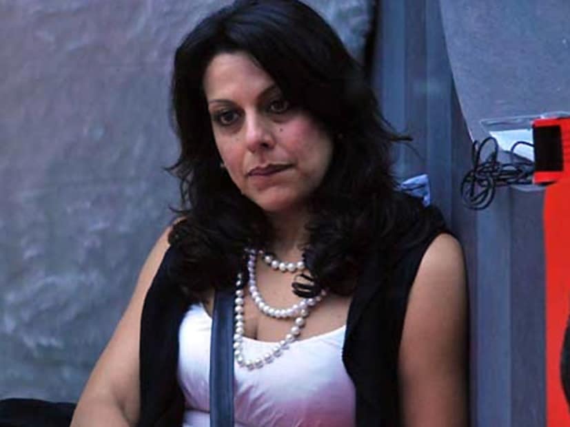  घटस्फोटानंतरच्या आयुष्याबद्दल बोलताना पूजा बेदी म्हणाली,"फक्त तुम्ही एखाद्या व्यक्तीसोबत 12 वर्षं आनंदी होता, याचा अर्थ असा नाही की पुढची 50 वर्षं तुम्ही त्याच्यासोबत दु:खी राहावं. तुम्हाला त्यातून बाहेर पडावंच लागतं". पूजा बेदी आणि फरहान फर्नीचरवाला 2003 मध्ये विवाहबंधनात अडकले होते.