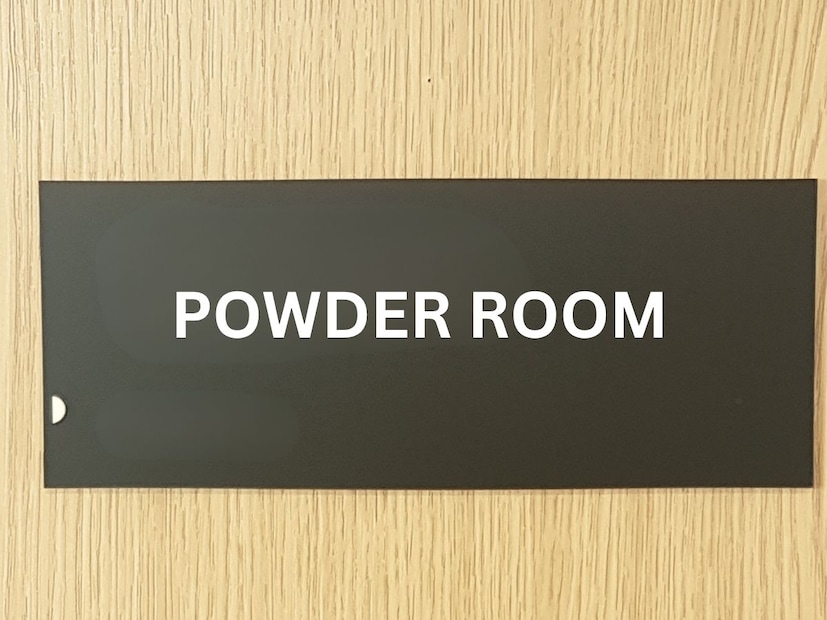 पावडर रूम नाव वाचूनच तुम्हाला अजब वाटलं असेल. पावडर रूम काय आहे, याचा काय वापर? असे प्रश्न तुम्हाला पडले असतील.