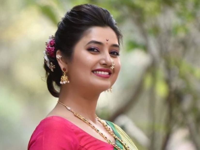  प्राजक्ता माळी म्हणाली,"लोअर मिडल क्लास फॅमिलीत माझा जन्म झाला आहे. माझे वडील पोलीस खात्यात हवालदार होते. स्वारगेट पोलीस ठाण्यात आम्ही किती तरी वर्षे राहिलो. जन्मापासून ते सहा वर्षांची होईपर्यंत मी स्वारगेट पोलीस ठाण्यात राहिले आहे. नंतर आम्ही वाकड पोलीस लाईनमध्ये राहायला होतो".