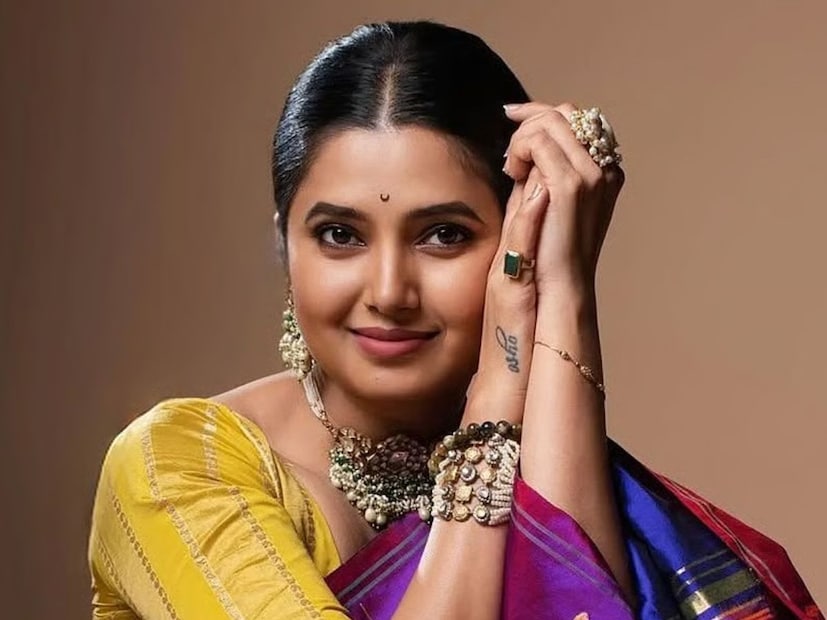  प्राजक्ता म्हणाली,"पुढे सोमवार पेठ पोलीस लाईनमध्ये होतो आणि मग आम्ही आताच्या घरी शिफ्ट झालो. माझे आजोबा पोलीस खात्यात होते. वडील पोलीस खात्यात होते. लहानपणी सगळं हाता तोंडाशी होतं. माझे आजोबा त्यांच्या लहानपणी सोलापूरहून पुण्यात शिफ्ट झाले होते. त्यामुळे त्यांनीही त्यांचं बस्तान त्याकाळी बसवलं. वडिलांनीही त्यावर हळूहळू मनोरे रचले आणि आता आम्ही त्यावर अंलकृत करण्याचं काम करत आहोत. वडिलांना सुरुवातीच्या काळात भरपूर स्ट्रगल करावा लागला. कारण त्यांच्यावर त्यांची पाच भावंडे अवलंबून होती. त्यावेळी ते एकटे कमावते होते".