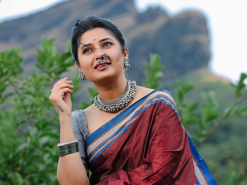 प्राजक्ता माळी मराठी मनोरंजनसृष्टीतील आघाडीची अभिनेत्री आहे. 'लोअर मिडल क्लास' फॅमिलीमध्ये अभिनेत्री लहानाची मोठी झाली आहे. राजश्रीला दिलेल्या मुलाखतीत प्राजक्ताने आपलं बालपण, स्वभाव, घरची परिस्थिती, आईचा मार याविषयी आपल्या भावना व्यक्त केल्या आहेत. प्राजक्ता माळी मराठी मनोरंजनसृष्टीतील आघाडीची अभिनेत्री आहे. 'लोअर मिडल क्लास' फॅमिलीमध्ये अभिनेत्री लहानाची मोठी झाली आहे. राजश्रीला दिलेल्या मुलाखतीत प्राजक्ताने आपलं बालपण, स्वभाव, घरची परिस्थिती, आईचा मार याविषयी आपल्या भावना व्यक्त केल्या आहेत.