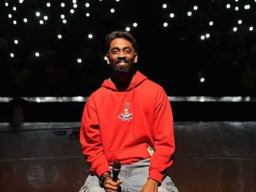 'बिग बॉस 19'मधील मराठमोळा स्पर्धक प्रसिद्ध स्टँड-अप कॉमेडियन प्रणित मोरे अत्यंत शांततेत, प्रचंड हुशारीने यंदाचा सीझन गाजवत आहे. तान्या मित्तल, अमाल मलिक आणि फरहाना भट्ट यांसारख्या जोरदार आवाजात बोलणाऱ्या स्पर्धकांच्या गर्दीत प्रणितने आपलं वेगळं स्थान निर्माण केलं आहे. प्रेक्षकांसाठी प्रणित मोरे हा फक्त आता कॉमेडियन राहिला नसून 'डार्क हॉर्स' आहे. डार्क हॉर्स म्हणजे असा खेळाडू ज्याला कोणी गांभीर्याने घेत नाही, पण तो सर्वांना मागे टाकून पुढे निघून जातो. प्रणित मोरेही बिग बॉसचा असाच एक ‘डार्क हॉर्स’ आहे. प्रणित मोरे खऱ्या अर्थाने 'बिग बॉस 19'चा गेम चेंजर आहे. 'बिग बॉस 19'मधील मराठमोळा स्पर्धक प्रसिद्ध स्टँड-अप कॉमेडियन प्रणित मोरे अत्यंत शांततेत, प्रचंड हुशारीने यंदाचा सीझन गाजवत आहे. तान्या मित्तल, अमाल मलिक आणि फरहाना भट्ट यांसारख्या जोरदार आवाजात बोलणाऱ्या स्पर्धकांच्या गर्दीत प्रणितने आपलं वेगळं स्थान निर्माण केलं आहे. प्रेक्षकांसाठी प्रणित मोरे हा फक्त आता कॉमेडियन राहिला नसून 'डार्क हॉर्स' आहे. डार्क हॉर्स म्हणजे असा खेळाडू ज्याला कोणी गांभीर्याने घेत नाही, पण तो सर्वांना मागे टाकून पुढे निघून जातो. प्रणित मोरेही बिग बॉसचा असाच एक ‘डार्क हॉर्स’ आहे. प्रणित मोरे खऱ्या अर्थाने 'बिग बॉस 19'चा गेम चेंजर आहे.