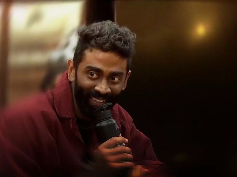  प्रणित मोरे 'बिग बॉस 19'चा या आठवड्याचा कॅप्टन होता. संपूर्ण महाराष्ट्रभरतून प्रणित मोरेला चांगला पाठिंबा मिळत होता. कोकण हार्टेड गर्ल अंकिता वालावलकर, धनंजय पवार (DP) या सेलिब्रिटींनीही खास पोस्ट करत प्रणितला पाठिंबा दर्शवला होता.