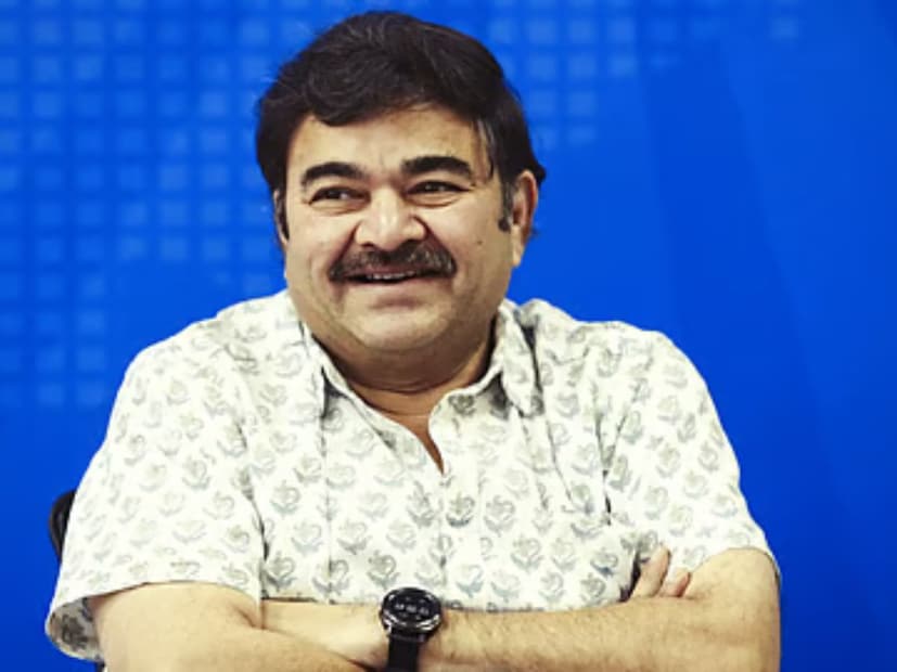  प्रशांत दामले यांच्या नावे आजवर अनेक रेकॉर्ड्स आहेत. लिम्का बुक ऑफ रेकॉड्समध्ये तब्बल पाच वेळा त्यांच्या नावाची नोदं करण्यात आली आहे. आजवर अनेक मानाच्या पुरस्कारांनी त्यांचा सन्मान करण्यात आला आहे. मराठी नाटक, चित्रपट आणि मालिकांच्या माध्यमातून ते प्रेक्षकांच्या भेटीला येतात. आता त्यांच्या आगामी नाटकाची चाहत्यांना उत्सुकता आहे.