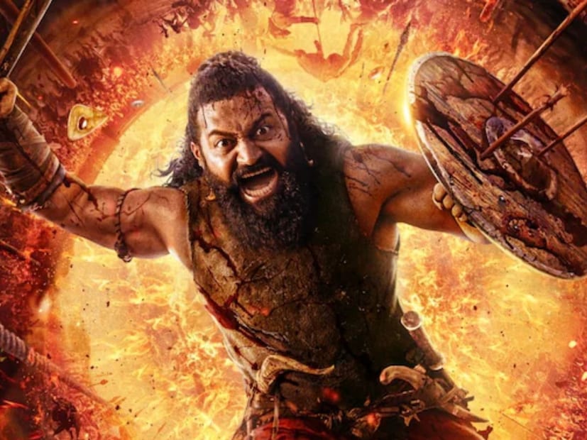  कांतारा : चॅप्टर 1 (Kantara Chapter 1) : 'कांतारा: चॅप्टर 1'मध्ये जंगल, परंपरा, देवपूजा आणि स्थानिक संस्कृती यांचा अनोखा संगम पाहायला मिळतो. कथा अशा एका योद्ध्याची आहे जो देवशक्ती आणि निसर्गाशी जोडलेला आहे आणि आपल्या भूमीचे, आपल्या लोकांचे रक्षण करण्यासाठी लढतो.