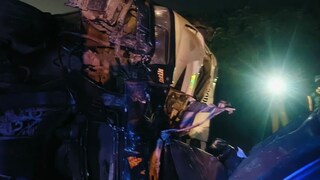 कारवर ट्रक उलटला, पुणे-मुंबई एक्स्प्रेसवर भीषण अपघात, दोन ठार, ४ जखमी कारवर ट्रक उलटला, पुणे-मुंबई एक्स्प्रेसवर भीषण अपघात, दोन ठार, ४ जखमी