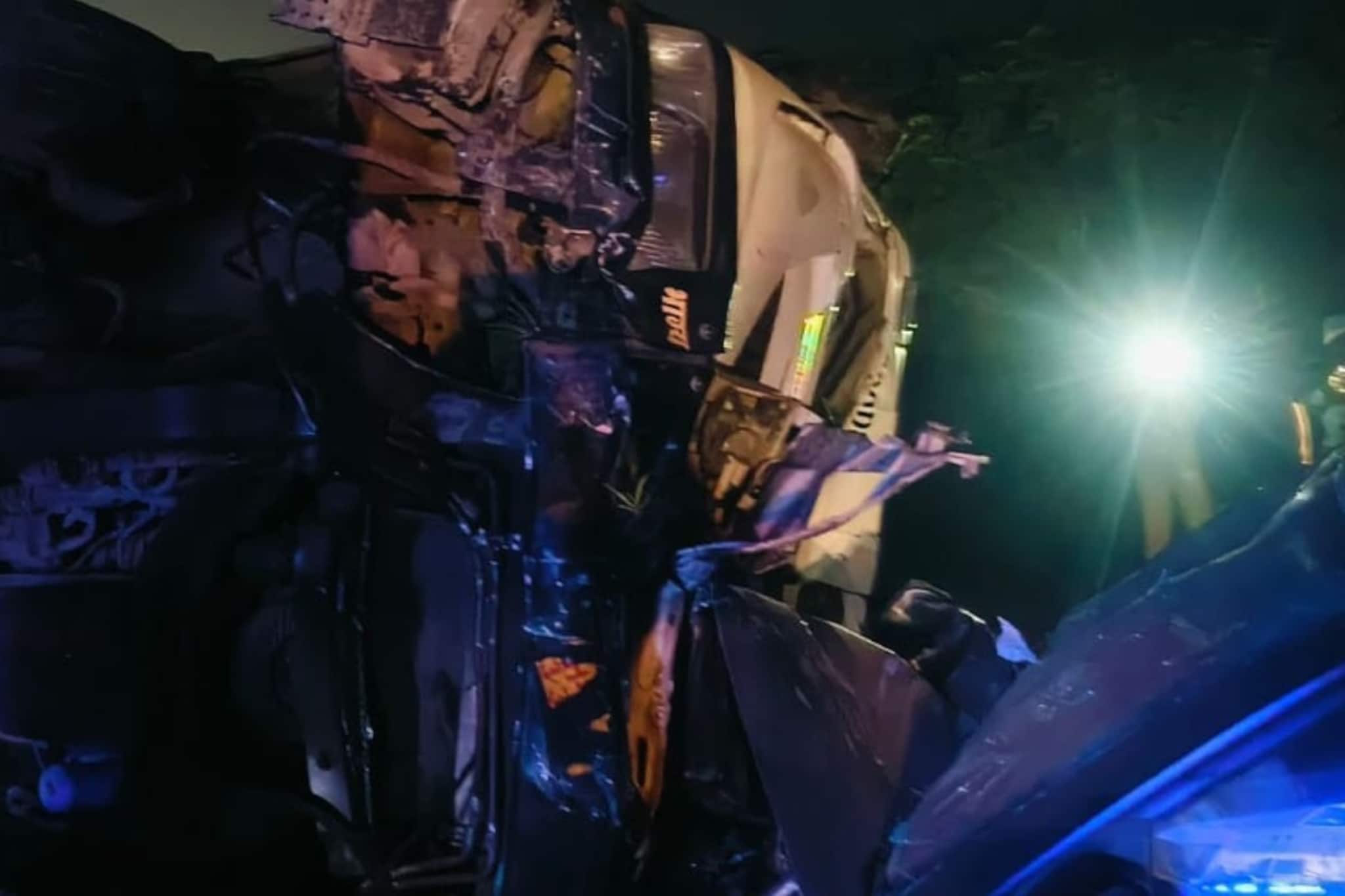 ट्रक उलटला, कारला धडकला! पुणे-मुंबई एक्स्प्रेसवर भीषण अपघात, दोन ठार, ४ जखमी