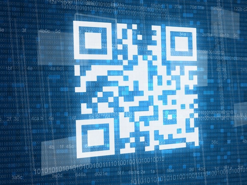 QR म्हणजे Quick Response म्हणजेच लगेच प्रतिसाद देणारा एक 2D बारकोड. या चौकोनी कोडमध्ये काळे-पांढरे छोटे ब्लॉक्स म्हणजेच पिक्सल्स असतात, ज्यात टेक्स्ट स्वरूपात माहिती एन्कोड केलेली असते.