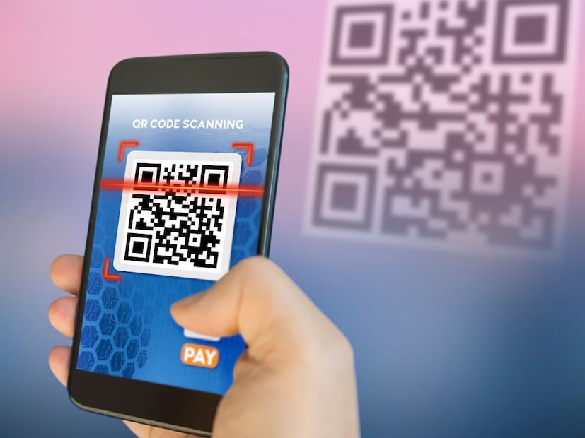 जेव्हा तुम्ही मोबाइलचा कॅमेरा QR कोडवर ठेवता, तेव्हा स्कॅनर ऍप किंवा कॅमेरा फ्रेममधील इमेजमधील त्या ब्लॉक्सचे पॅटर्न ओळखून ते बायनरीमध्ये रुपांतरित करतं. स्कॅनरमधील डिकोडिंग लायब्ररी ही बायनरी माहिती पुन्हा टेक्स्टमध्ये रूपांतरित करते. या टेक्स्टमध्ये बहुतेक वेळा URL किंवा विशिष्ट URI स्कीम असते.