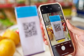 वाकडातिकडा दिसणारा क्युआर कोड स्कॅन केल्यानंतर पेमेंट स्क्रिन कशी काय उघडते?