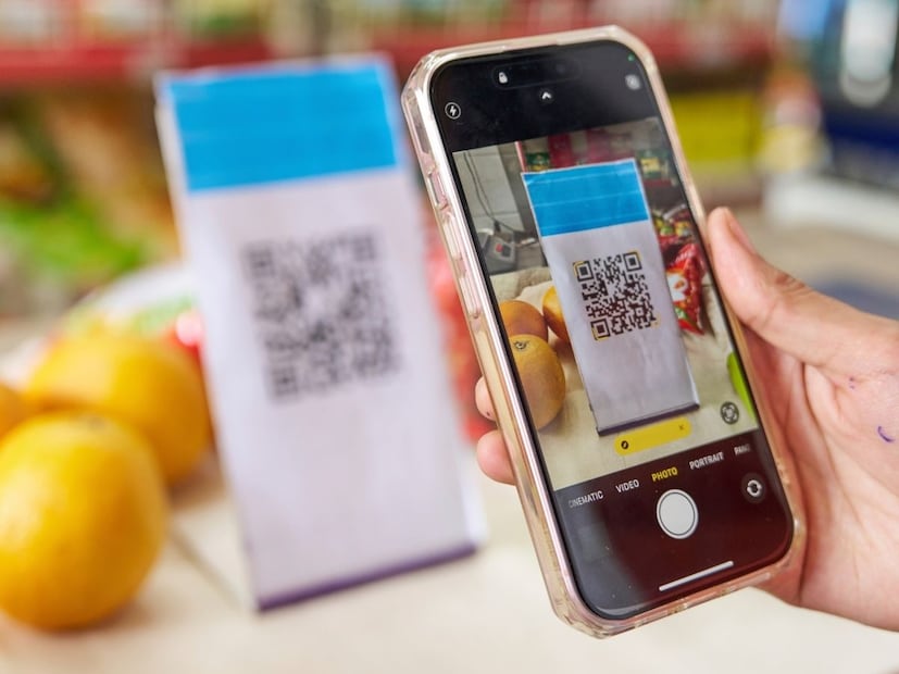 थोडक्यात QR मधील एन्कोड केलेला URL/URI स्कॅन होताच तुमच्या फोनला तो निर्देश दिला जातो आणि त्या निर्देशानुसार ब्राउझर किंवा पेमेंट ऍप लगेच उघडतं.