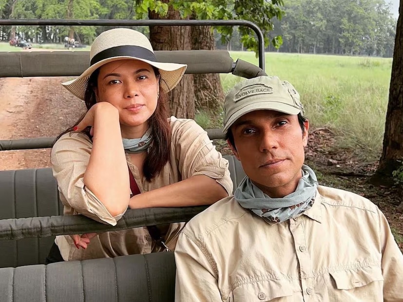  रणदीप हुड्डची पत्नी लॅशराम प्रेग्नंट आहे. लग्नाच्या दुसऱ्या वाढदिवशी या जोडप्याने चाहत्यांसोबत ही आनंदाची बातमी शेअर केली आहे. रणदीप लवकरच बाबा होणार असल्याने चाहत्यांचा आनंद गगनात मावेनासा झाला आहे.