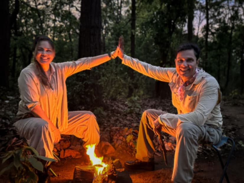  रणदीप हुड्डाने आज लग्नाच्या दुसऱ्या वाढदिवशी पत्नीसोबतचा जंगलमधील फोटो शेअर करत कॅप्शनमध्ये लिहिलं आहे,"प्रेम, रोमांचची दोन वर्षे आणि आता येतोय एक छोटा पाहुणा".