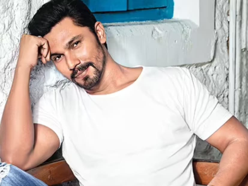  रणदीप हुड्डा शेवटचा सनी देओलच्या 'जाट' या चित्रपटात झळकला होता. या चित्रपटात तो नरारात्मक भूमिकेत होता. आता 'मॅचबॉक्स'च्या माध्यमातून तो प्रेक्षकांच्या भेटीला येणार आहे. 2026 मध्ये हा चित्रपट प्रदर्शित होईल.