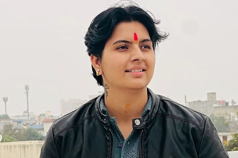 2021 मध्ये वडिलांचं निधन झालं. हॉस्पिटलमध्ये जाण्यापूर्वी त्यांनी म्हटलं होतं, “मला तुझ्यावर विश्वास आहे, तू योग्य करशील.” हेच शब्द रतनच्या आयुष्याचं ध्येय बनले.वडिलांच्या जाण्यानंतर रतनने आई आणि भावाची जबाबदारी उचलली. ती अजून मेहनत करू लागली. आज तिचं बुटीक जयपूरच्या ओळखीचा भाग बनलं आहे आणि तिची फॅशन डिझाइन्स परदेशातही मागवली जातात.
