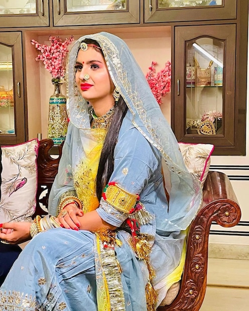 जोश टॉकला दिलेल्या मुलाखतीदरम्यान रतनने वडिलांनी मित्राकडून २५ ते ३० हजार रुपये उसने घेतले आणि रतनला सांगितलं, ही शेवटची संधी आहे, स्वतःला सिद्ध करायची असं तिला वाटलं. त्या पैशांतून रतनने स्वतःचं छोटंसं बुटीक उघडलं. इंटीरियरपासून स्टॉकपर्यंत सगळं तिने स्वतः केलं. 