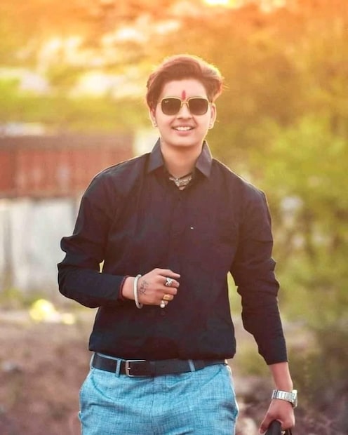 घरच्यांचा विरोध, समाजाची निंदानालस्ती आणि लोकांच्या कटाक्षांमध्ये ती दिवसेंदिवस एकटी पडत गेली. तिला स्वत:ला सिद्ध करायचं होतं. कॉलेजच्या पहिल्या वर्षात रतनने मैत्रिणीच्या मोबाईलवर छोटा डान्स व्हिडिओ बनवला. तो व्हिडिओ लाखो लोकांनी पाहिला, पण त्यावर आलेल्या वाईट कमेंट्सनी ती हादरली. मी कुणाचं वाईट केलं नव्हतं, पण लोकांच्या शब्दांनी माझं मन तुटलं मला खूप वाईट वाटलं.