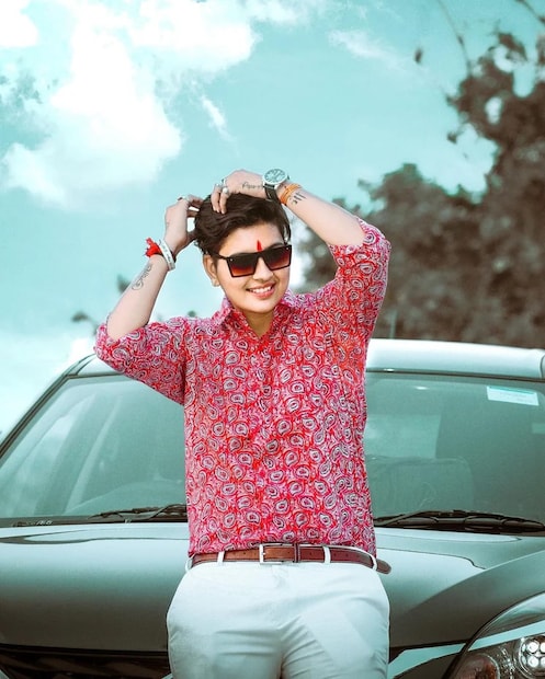 शिकायचं पण पैसा उभा कसा करायचा? मग रतनने सोशल मीडियाचा आधार घेतला. टिकटॉक, इतर सोशल मीडियावर रिल्स करु लागली. मुलीने छोटे केस ठेवले म्हणजे ती बिघडली...असे टोमणे सतत रतन चौहानच्या कानावर पडायचे. तेव्हा ती फक्त एक साधी कॉलेज विद्यार्थिनी होती. पण हाच ‘अपमानाचा क्षण’ तिच्या आयुष्याचा टर्निंग पॉइंट ठरला. 