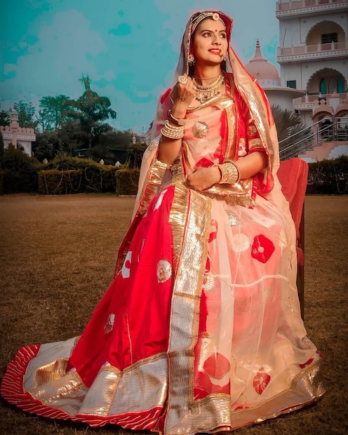 छोटे केस, आवाज मुलीचा पण हुबेहुब मुलासारखं राहणारी, वागणारी आणि घरचा अगदी मुलगाच म्हणा ना अशी असलेली रतन चौहान सोशल मीडियावर कायम आपल्या ट्रेंडी लूकमुळे चर्चेत आली आहे. रतनने खूप सोसलं आहे. 10 पर्यंत एकदम बिनधास्त जगलेल्या रतनच्या खांद्यावर अचानक घराची जबाबदारी आली. वडिलांची प्रकृती खालवल्यामुळे आणि काही पर्सनल गोष्टींमुळे रतनवर आणि तिच्या कुटुंबाला खूप सोसावं लागलं. 