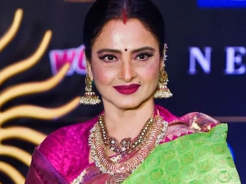  रेखा यांनी 1970 मध्ये 'सावन भादो' या चित्रपटाच्या माध्यमातून बॉलिवूडमध्ये पदार्पण केलं. रेखा त्याकाळी सर्वात लोकप्रिय आणि महागड्या अभिनेत्रींपैकी एक होत्या. 2014 मध्ये आलेल्या 'सुपर नानी' या चित्रपटात त्यांनी शेवटचं काम केलं आहे. रेखा यांचा जन्म 10 ऑक्टोबर 1954 रोजी झाला असून त्यांचं खरं नाव भानुरेखा गणेशन असं आहे. आजवर त्यांनी 200 हून अधिक चित्रपटांत काम केलं आहे. त्यांना एक राष्ट्रीय चित्रपट पुरस्कार आणि तीन फिल्मफेअर पुरस्कार मिळाले आहेत.