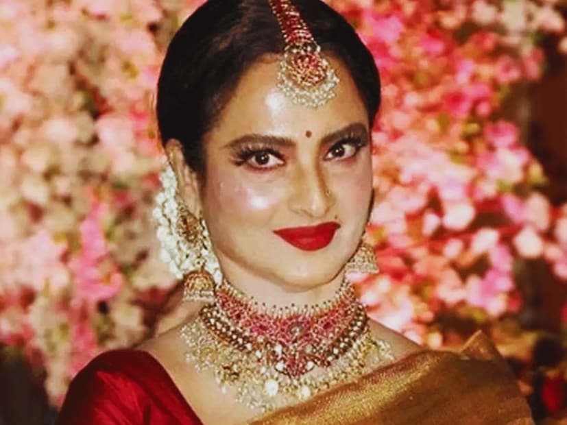  'न्यूज 18'सोबत रेखाच्या कमबॅकबद्दल बोलताना विजय वर्मा म्हणाले,"‘गुस्ताख इश्क’ या चित्रपटासाठी मनीष मल्होत्रा रेखाला कास्ट करू इच्छित होते. पण दिग्दर्शकाच्या मते ही भूमिका रेखा या दिग्गज अभिनेत्रीपेक्षा खूपच लहान आहे".